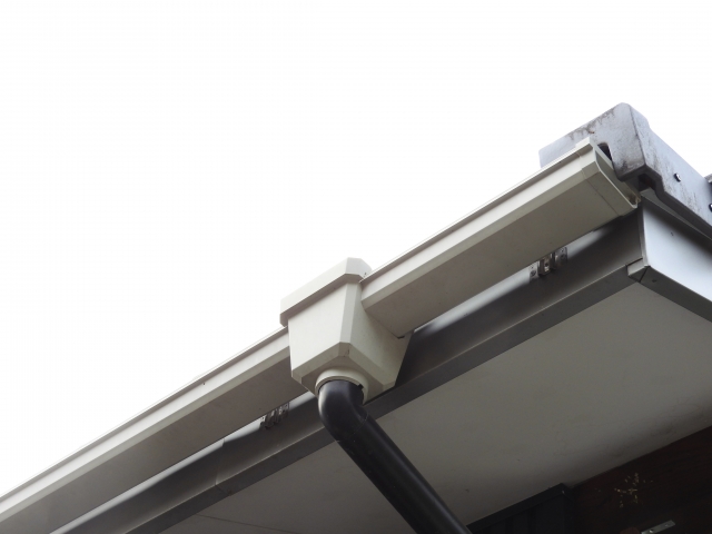 白い新しい雨樋