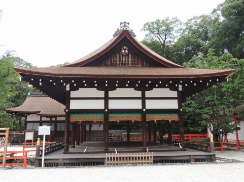 反り屋根工法を使用した神社の写真