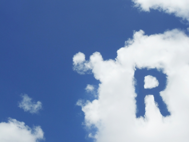 空に浮かんだアルファベットのＲ文字