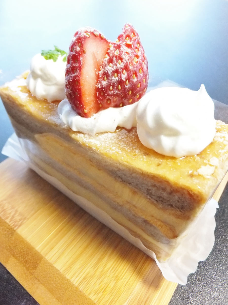 イチゴが乗ったミルフィーユケーキ