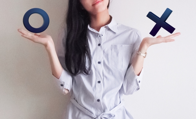 マルとバツの模型を持った人