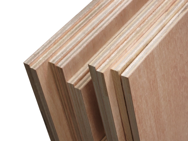 並べられたコンパネと呼ばれる大きい木の板