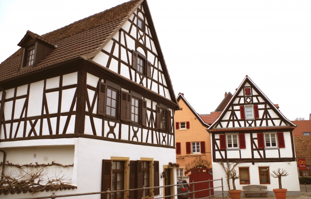 木の装飾が施されたドイツの木組みの家