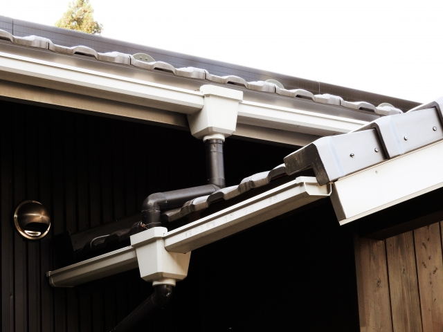 白色の這樋が付いた瓦屋根