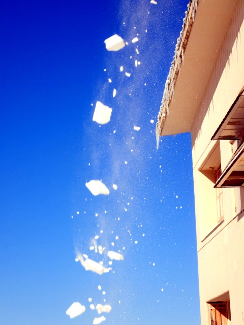 雪崩のように落ちてくる雪の塊