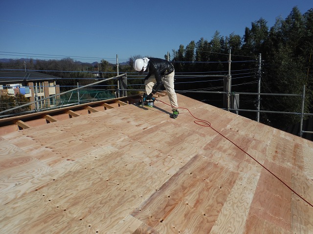 屋根材を貼る前の基礎となる下地(コンパネ「木の板」)貼り