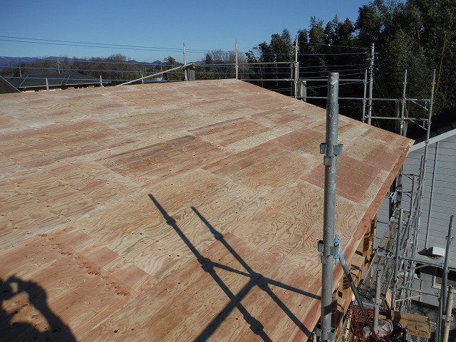 貼り終わった基礎となる屋根下地