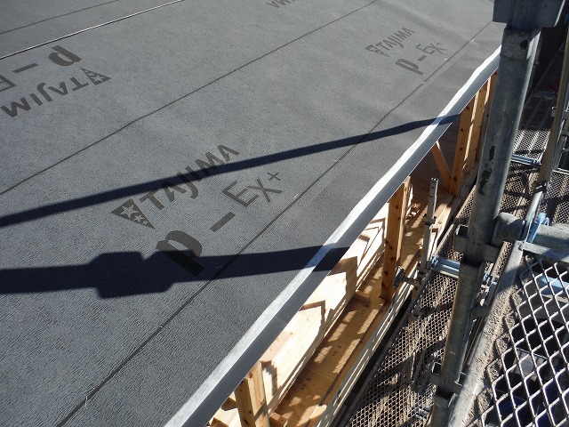 防水紙「ルーフイング材」を近くでとった写真