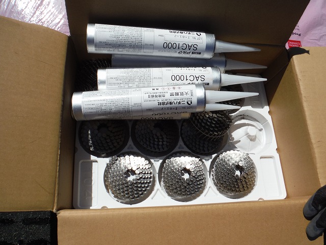 次に使う屋根材を貼る際に使用する接着剤と釘