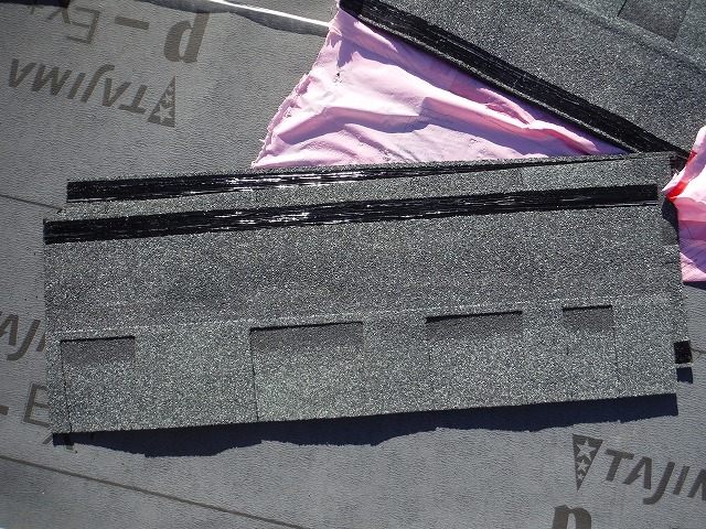 下準備の接着剤を塗り終えた屋根材