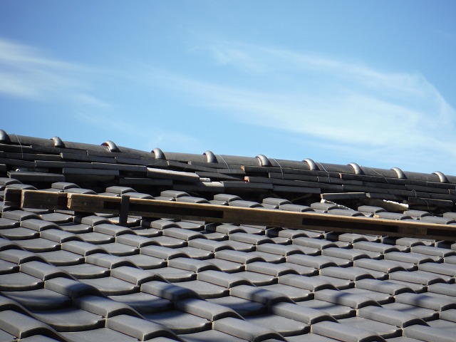 歪んで崩れそうな頂上部分の瓦