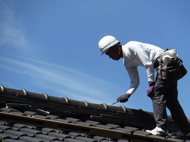 既存の銅線を切っている屋根屋さん
