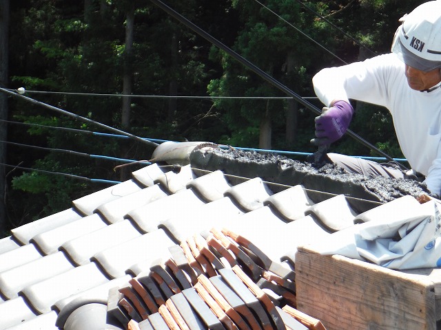 漆喰を乗せ、形を整えている風景