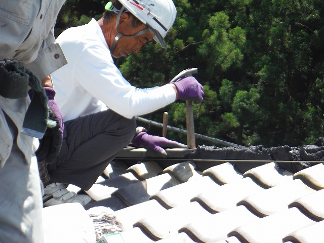 瓦を葺いている職人