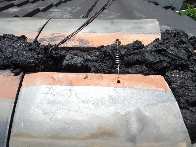 瓦の間に詰め込まれた漆喰