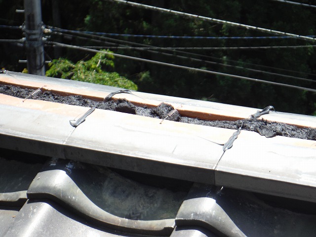 一段目の瓦が敷き終わった風景