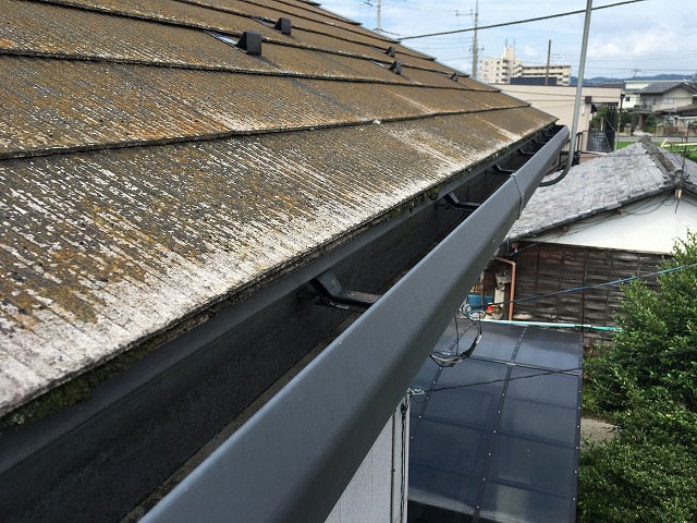 屋根の端に付けられた黒色の雨樋