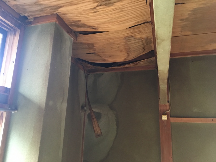 雨漏りが起きている室内