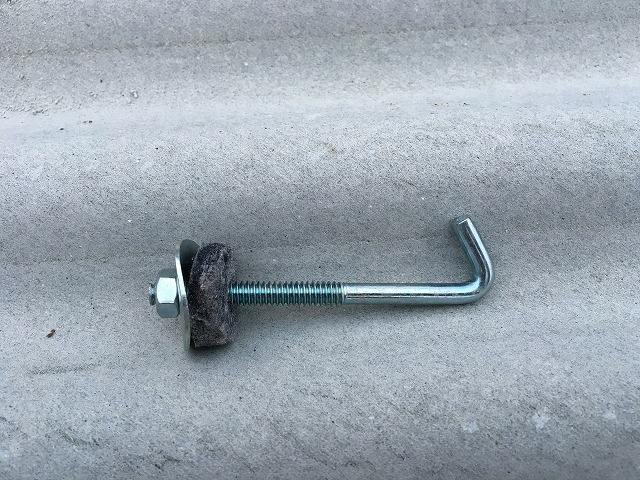 新しい波板を止める為のステンレス製のフック上の金具