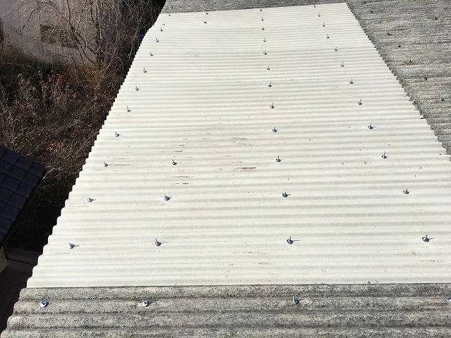 新しい波板を張った施工完了後の風景