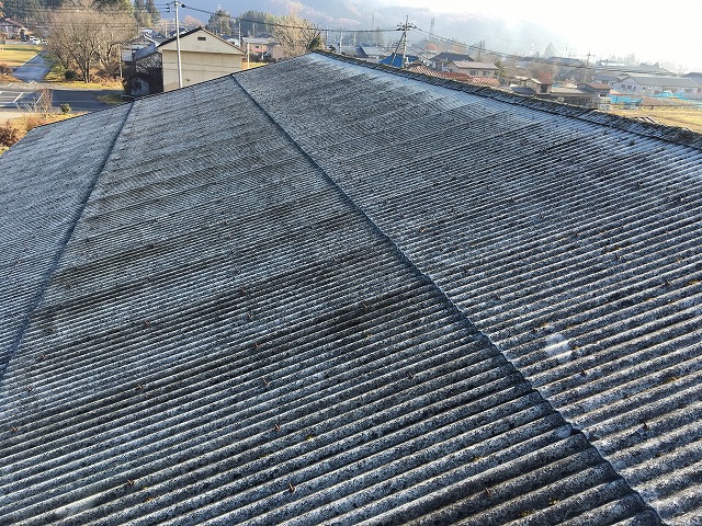 みなかみ町の倉庫のスレートの波板屋根