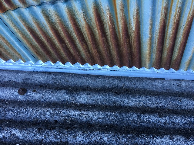 コーキング剤で隙間を埋めた後