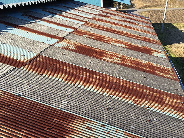 みなかみ町の倉庫のトタン屋根