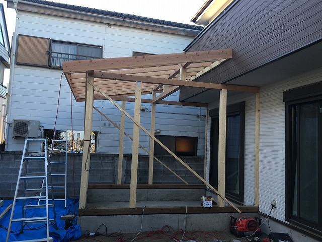 屋根の下地を組んだ画像