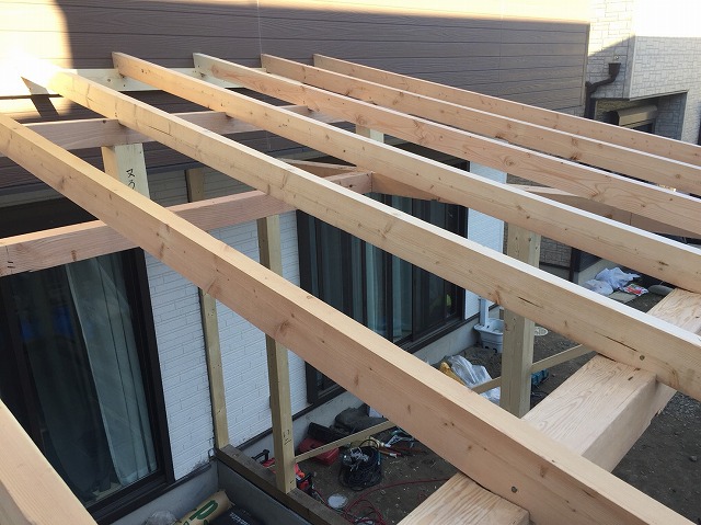 垂木を取り付けた作業風景