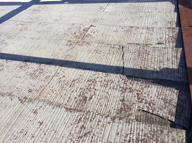 年数が経ち所々ヒビが目立つスレート屋根