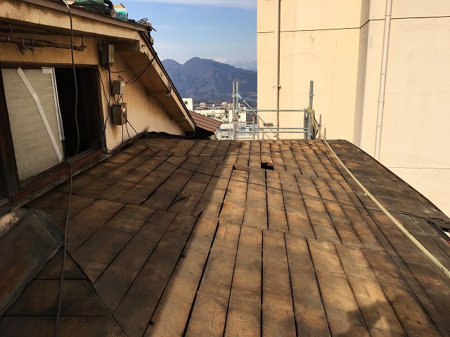 既存の板金屋根を剥がした後の屋根の下地
