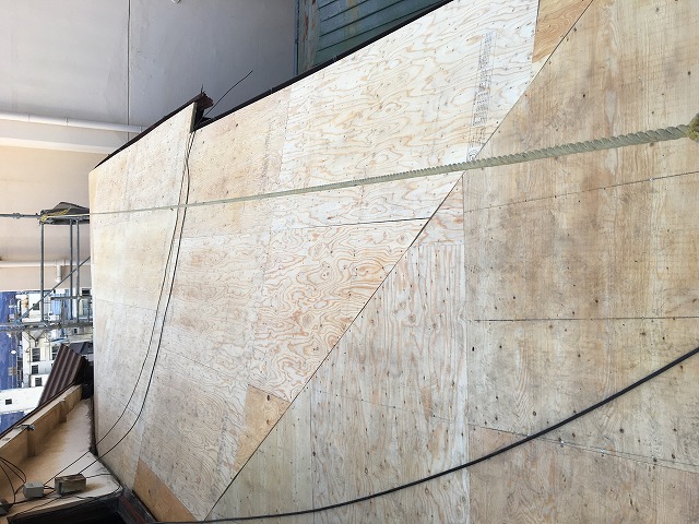 コンパネを張っている作業員