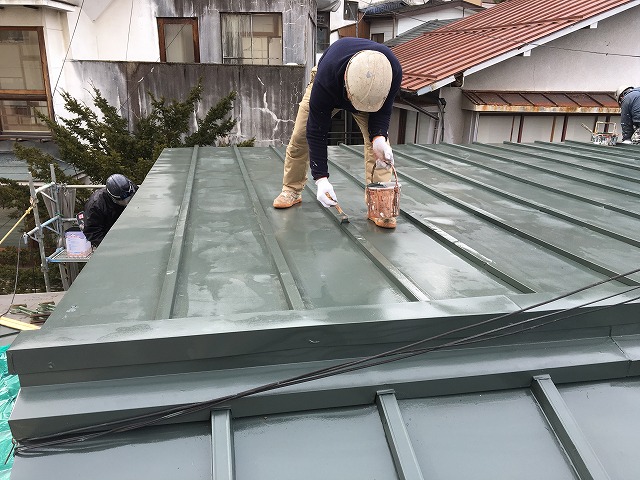 上塗りをしている作業員