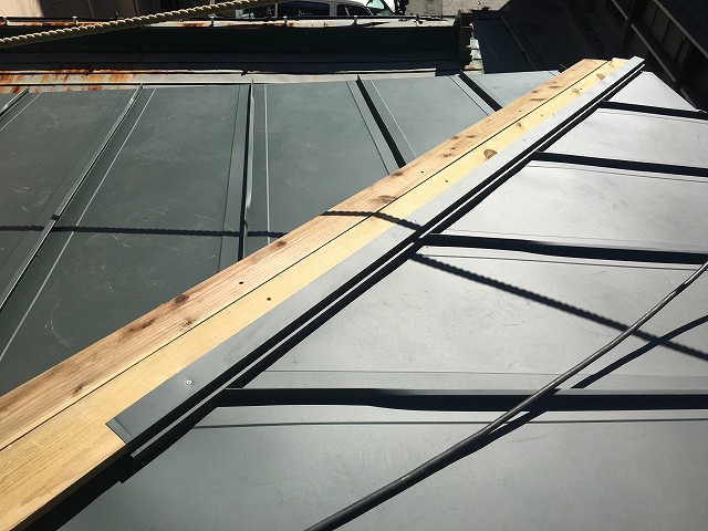 取り付けられた隅棟の下地