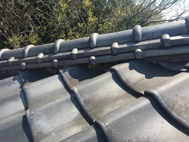 屋根の上の棟瓦