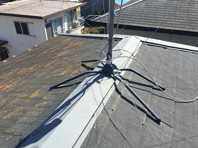 屋根の上のアンテナ