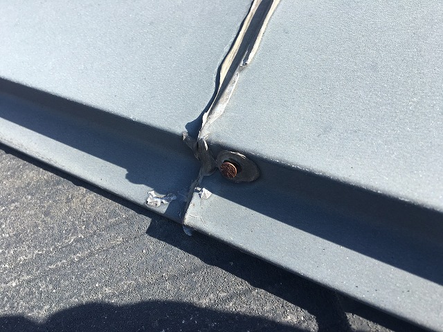 棟板金を固定している釘