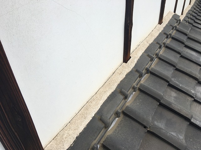 コーキング補修前の屋根と壁の隙間