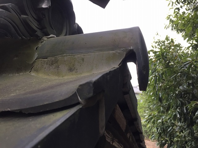 割れてしまった瓦