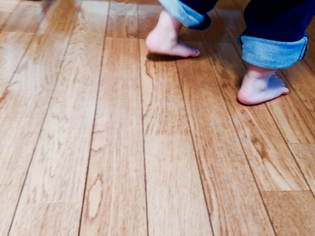 床と子供の足
