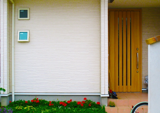 玄関横の白色の外壁