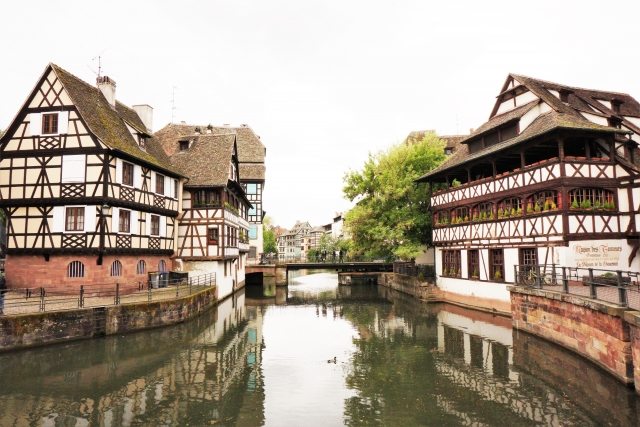 水路側に建つ木組みの家々