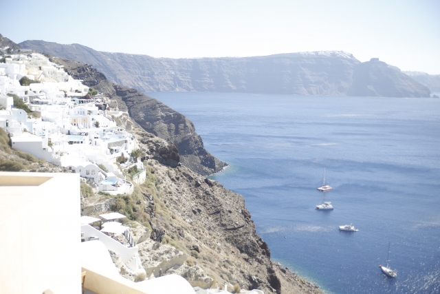 海沿いに建てられた白い家々