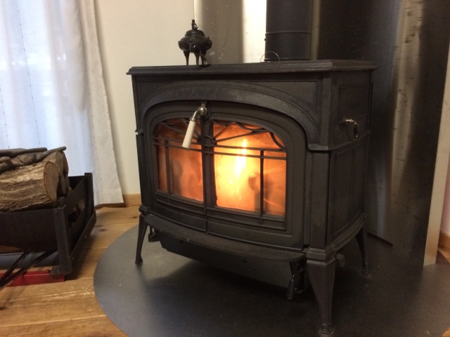 艶消しの黒でシックな牧ストーブ