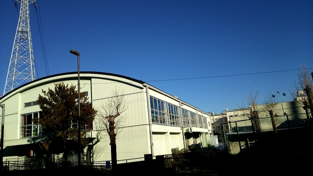 かまぼこ屋根が使われている体育館