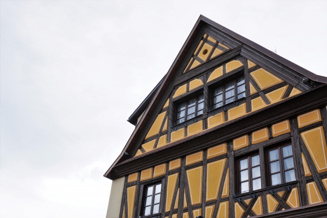 イエローカラーの木組みの家