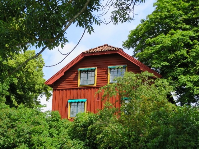 赤い木で覆われたスウェーデンの住宅