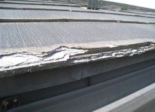 剥がれて欠けているニチハのパミール