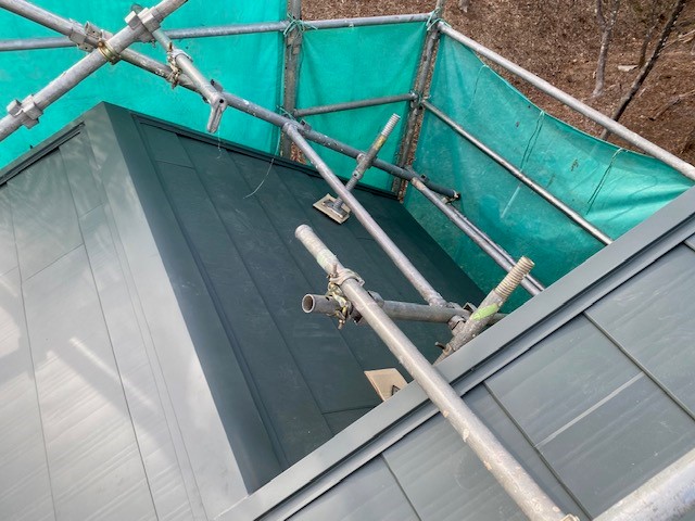 ケラバ包み板金と棟板金の取り合いの納です