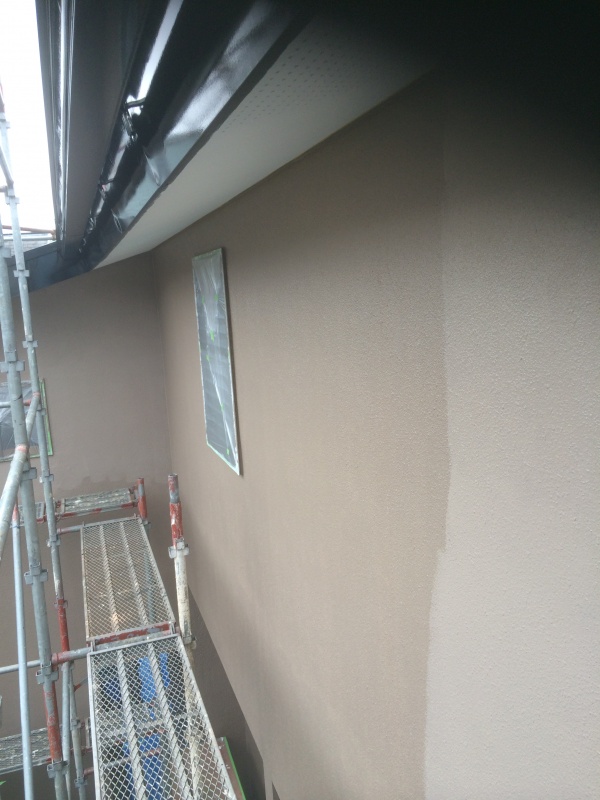 上塗り塗装中です